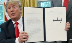 Le président américain Donald Trump signe le 20 juin 2018 un décret mettant fin à la séparation des familles de migrants, à la Maison Blanche à Washington