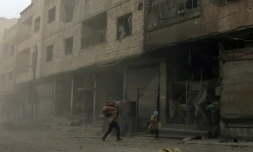 Des habitants fuient les bombardements à Hamouria dans la Ghouta orientale, le 6 mars 2018