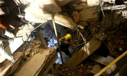 Une personne recherche un proche décédé parmi les décombres d'un immeuble effondré dans le quartier de Los Corales, à Caraballeda, dans l'Etat de La Guaira, au Venezuela, le 1er juillet 2026