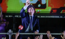 LâĂ©conomiste ultralibĂ©ral Javier Milei (g), vainqueur de la prĂ©sidentielle en Argentine, salue ses partisans, le 19 novembre 2023 Ă Buenos Aires