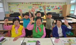 Des octogénaires posent avec leurs camarades dans une salle de classe à Suncheon, 320 km au sud de Seoul, le 15 mai 2019