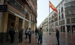 File d'attente devant une boulangerie à Malaga, le 15 mars 2020, où les clients respectent les distances de sécurité