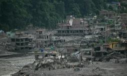Des maisons endommagées et couvertes de boue au lendemain de crues soudaines à Trishuli, dans le district de Nuwakot, le 6 septembre 2026 au Népal