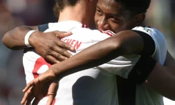 Le défenseur autrichien du Bayern David Alaba félicite son coéquipier Robert Lewandowski après un but face à Ingolstadt le 7 mai 2016.