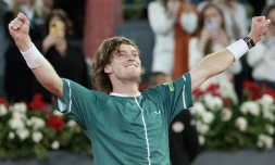 Le Russe Andrey Rublev célÚbre sa victoire en finale du tournoi ATP MAsters 1000 de Madrid face au Canadien Felix Auger-Aliassime le 5 mai 2024