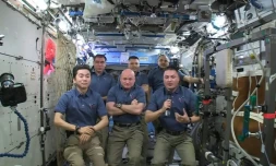 L'Ă©quipe actuellement Ă bord de la Station spatiale internationale fĂȘte les quinze ans de prĂ©sence humaine Ă bord du laboratoire orbital, le 2 novembre 2015