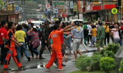 Des habitants dans les rues après un séisme à Mindanao en février 2017 aux Philippines