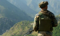Un soldat indien monte la garde, le 18 septembre 2016, prĂšs de la ligne de contrĂŽle (LoC) entre l'Inde et le Pakistan, Ă Uri