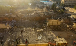 Des Palestiniens observent les dégâts occasionnés dans une installation du Hamas visé par un raid israélien à Gaza, le 9 décembre 2017