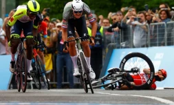 Biniam Girmay (à gauche) à la lutte avec Mathieu van der Poel lors de l'arrivée au sprint de la première étape du Giro, le 6 mai 2022 à Visegrad, en Hongrie. L'Erythréen prendra la deuxième place derrière le Néerlandais