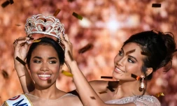 Clémence Botino, Miss Guadeloupe, élue Miss France 2020, est couronnée par Vaimalama Chaves (d), Miss France 2019, le 14 décembre 2019 à Marseille