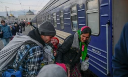 Des Ukrainiens se préparent à monter à bord d'un train dans la gare d'Odessa, le 9 mars 2022