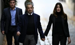 Nicolas Sarkozy (C) et son épouse Carla Bruni-Sarkozy, le jour de son incarcération à la prison de la Santé, le 21 octobre 2025 à Paris
