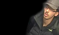 Photo fournie le 27 mai 2017 par la police de Manchester provenant d'une caméra de surveillance avec un fond volontairement altéré montrant Salman Abedi le soir de l'attentat à l'Arena le 22 mai 2017