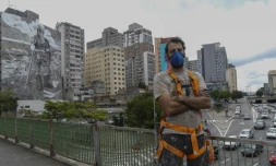 L'artiste brésilien Mundano devant sa fresque de 780m² à Sao Paulo le 13 octobre 2021
