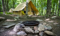 Une tente "Canadienne" dans le camping Huttopia, le 14 août 2019 à Sutton, au Canada
