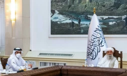 Le Premier ministre afghan Mohammad Hassan Akhund (D) le 12 septembre 2021 à Kaboul avec le ministre des Affaires étrangères du Qatar Cheikh Mohammed ben Abdulrahman Al-Thani