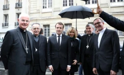 Emmanuel Macron (3eG) le 9 avril 2018 Ă  Paris, avec notamment sa femme Brigitte Macron (3eD), l'archevĂȘque de Montpellier Mgr Pierre-Marie CarreĂ© (G) l'archevĂȘque de Marseille et Pdt de la ConfĂ©rence des Ă©vĂȘques de France, Mgr Georges Pontier (2eG)