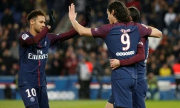 Paris, porté par le doublé d'Edinson Cavani félicité par Neymar Jr également buteur, a dominé Strasbourg au Parc des Princes, le 17 février 2018 