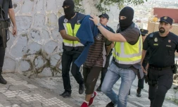 Des policiers procèdent à des arrestations dans le cadre d'une opération anti-jihadiste dans l'enclave espagnole de Melilla dans le nord du Maroc, le 6 août 2017