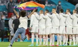 Une personne brandissant  un grand drapeau arc-en-ciel pendant l'hymne hongrois avant le match de l'Euro Allemagne-Hongrie le 23 juin 2021 à Munich
