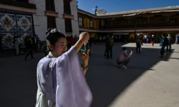 Des touristes visitent le Palais du Potala à Lhassa, le 1er juin 2021