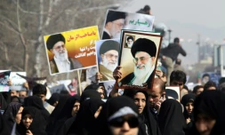 Des Iraniens manifestent en soutien au régime, brandissant notamment des portraits de l'ayatollah Ali Khamenei, le 18 février 2011 à Téhéran
