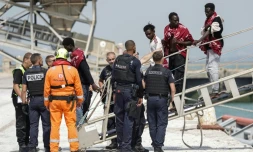 Des migrants débarquent du navire l'Argonaute ; ils ont été secourus en mer après que leur embarcation a pris feu lors d'une tentative de traversée de la Manche au port de commerce de Boulogne-sur-Mer, le 4 août 2026