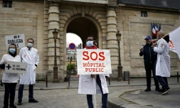 Des personnels soignants et membres du syndicat CGT manifestent devant l'hĂŽpital public de La PitiĂ©-SalpĂȘtriĂšre, le 30 avril 2020 Ă la veille du 1er mai