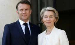 Le président français Emmanuel Macron accueille la présidente de la Commission européenne Ursula Von der Leyen au palais de l'Elysée, à Paris, le 27 mars 2025