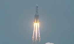 Photo prise le 29 avril 2021 montrant une fusée chinoise Longue Marche 5B, décollant du centre spatial de Wenchang, dans le sud de la Chine