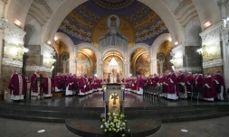 Les évêques catholiques français assistent à une messe à l'occasion de leur conférence annuelle dans la basilique Notre-Dame de Lourdes, dans les Hautes-Pyrénées, le 2 novembre 2021