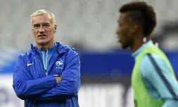 Le sélectionneur Didier Deschamps supervise l'entraînement de l'équipe de France de football au Stade de France, à Saint-Denis, le 12 novembre 2015, à la veille du match amical contre l'Allemagne