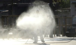 Un agent des services de nettoyage désinfecte les rues de Cannes, le 10 avril 2020