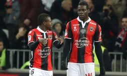 L'attaquant de Nice Mario Balotelli (d) auteur de l'unique but face à Bordeaux à l'Allianz Riviera, le 17 décembre 2017