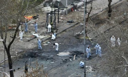 Des experts scientifiques enquêtent le 14 mars 2016 au lendemain de l'explosion d'une voiture piégée qui a fait au moins 35 morts à Ankara, en Turquie 