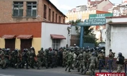 Lundi 16 février 2009 - Antananarivo  (Madagascar)

Des échauffourées opposent les forces de l'ordre aux partisans d'Andry Rajoelina qui tentent d'investir les ministères