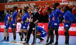 Les joueuses de l'équipe de France de handball dépitées après leur défaite face au Danemark au Mondial, le 6 décembre 2019 à Kumamoto au Japon 