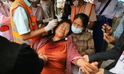 Une manifestante blessĂ©e Ă la tĂȘte est soignĂ©e aprĂšs avoir Ă©tĂ© frappĂ©e par les forces de sĂ©curitĂ© lors d'une manifestation contre le coup d'Etat militaire en Birmanie, Ă Mandalay le 20 fĂ©vrier 2021