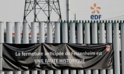 Une banderole devant la centrale nucléaire de Fessenheim, dans le Haut-Rhin, dénonce sa fermeture, le 21 février 2020