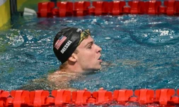 Léon Marchand, qui porte ici un bonnet au nom du nageur américain Caeleb Dressel, lors des séries du 100 m 4 nages de l'étape de Shanghai de la Coupe du monde en petit bassin, le 18 octobre 2024