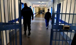 Le Conseil constitutionnel a ouvert la voie à la fin de la détention dans des conditions indignes en demandant au législateur de revoir un article du code de procédure pénale qui freinait les remises en liberté de personnes placées en détention provisoire dans des conditions dégradantes