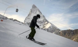 Un skieur portant un masque dévale une pente face au Cervin à Zermatt (Suisse) le 28 novembre 2020