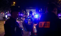 Des policiers en faction sur les Champs-Elysées lors du match opposant le Paris Saint-Germain et le Bayern Munich, le 6 mai 2026, à Paris