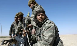 Des combattants kurdo-arabes, regroupés au sein des Forces démocratiques syriennes (FDS), le 21 février 2017 en périphérie de la ville syrienne de Deir Ezzor (450 km de Damas) 
