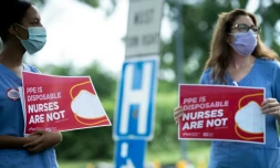Yuhana Gidey (L), une infirmière qui a survécu au coronavirus, manifeste pour demander de meilleurs équipements de protection devant le centre hospitalier MedStar de Washington le 23 juillet 2020