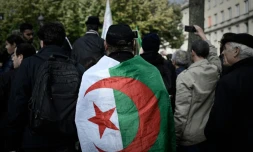 Un homme arbore le drapeau algérien lors d'une manifestation à Alger, le 24 octobre 2019
