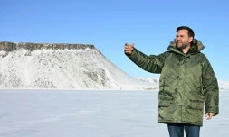 Le vice-président américain JD Vance (d), lors d'une viste à la base américaine de Pituffik, au Groenland, le 28 mars 2025
