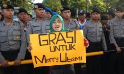 Une manifestante réclame la grùce pour un Indonésien condamné à mort lors d'un rassemblement à Cilacap, le 28 juillet 2016 en Indonésie