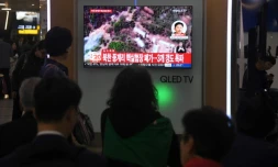 Des Sud-Coréens regardent sur un écran de télévision les informations concernant le démantèlement du site nucléaire nord-coréen de Punggye-ri, le 24 mai 2018 dans une gare de Séoul